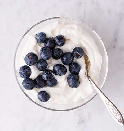 berries with yoghurt
